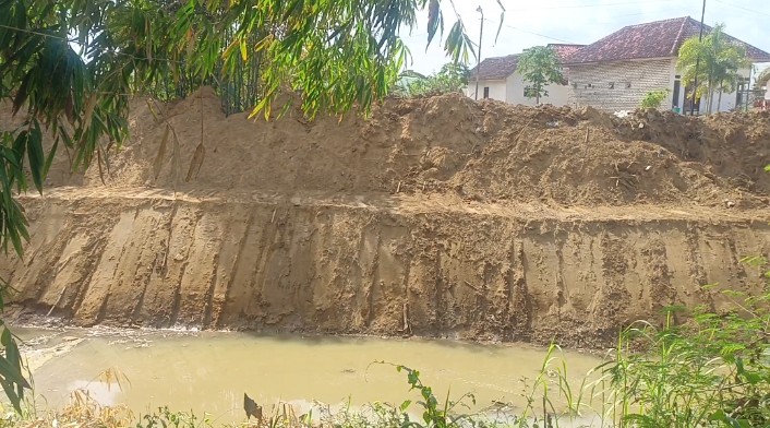Normalisasi Sungai Anjuk Bernilai Rp1,8 Miliar Disorot, Warga Pertanyakan Manfaat dan Dugaan Penyimpangan 1 Keterangan foto : Normalisasi Sungai Anjuk Bernilai Rp1,8 Miliar Disorot, Warga Pertanyakan Manfaat dan Dugaan Penyimpangan