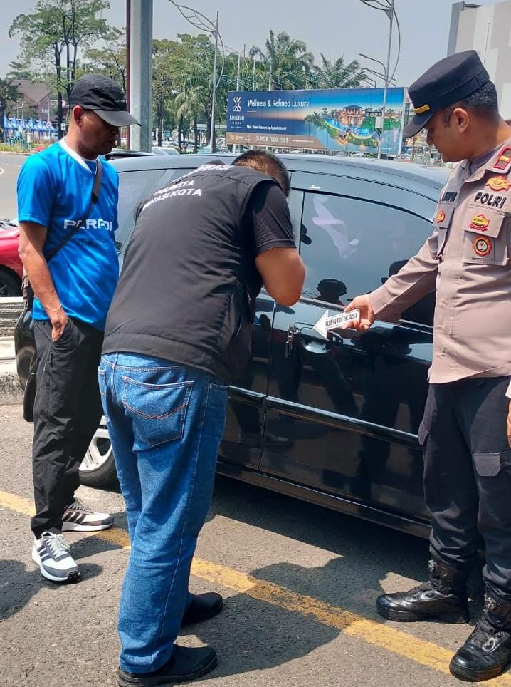 Kunci Pintu Mobil Dirusak, Tas Berisi Dokumen Penting Milik Pengacara Raib di Parkiran BCA Summarecon Bekasi