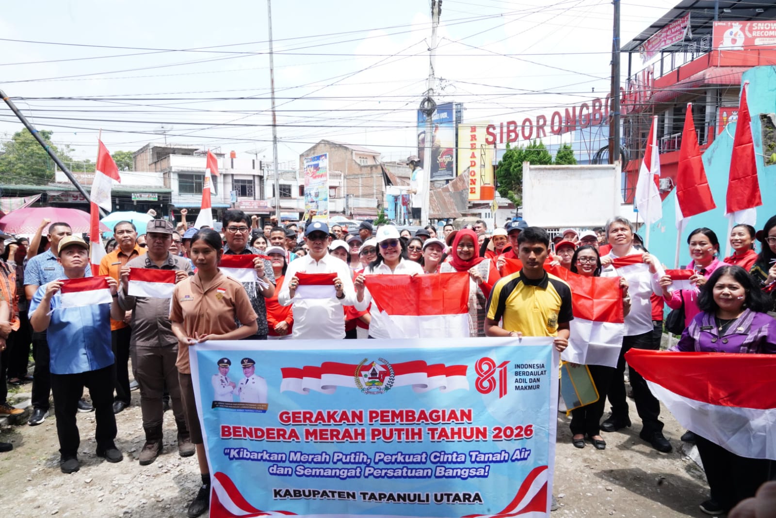 Pupuk Nasionalisme, Pemkab Tapanuli Utara Bagikan 1.814 Bendera Merah Putih di Siborong-borong