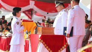 Bupati Mudyat Noor Pimpin Upacara HUT RI ke-81 di Halaman Kantor Bupati PPU, Ormas dan Lembaga Adat Turut Hadir