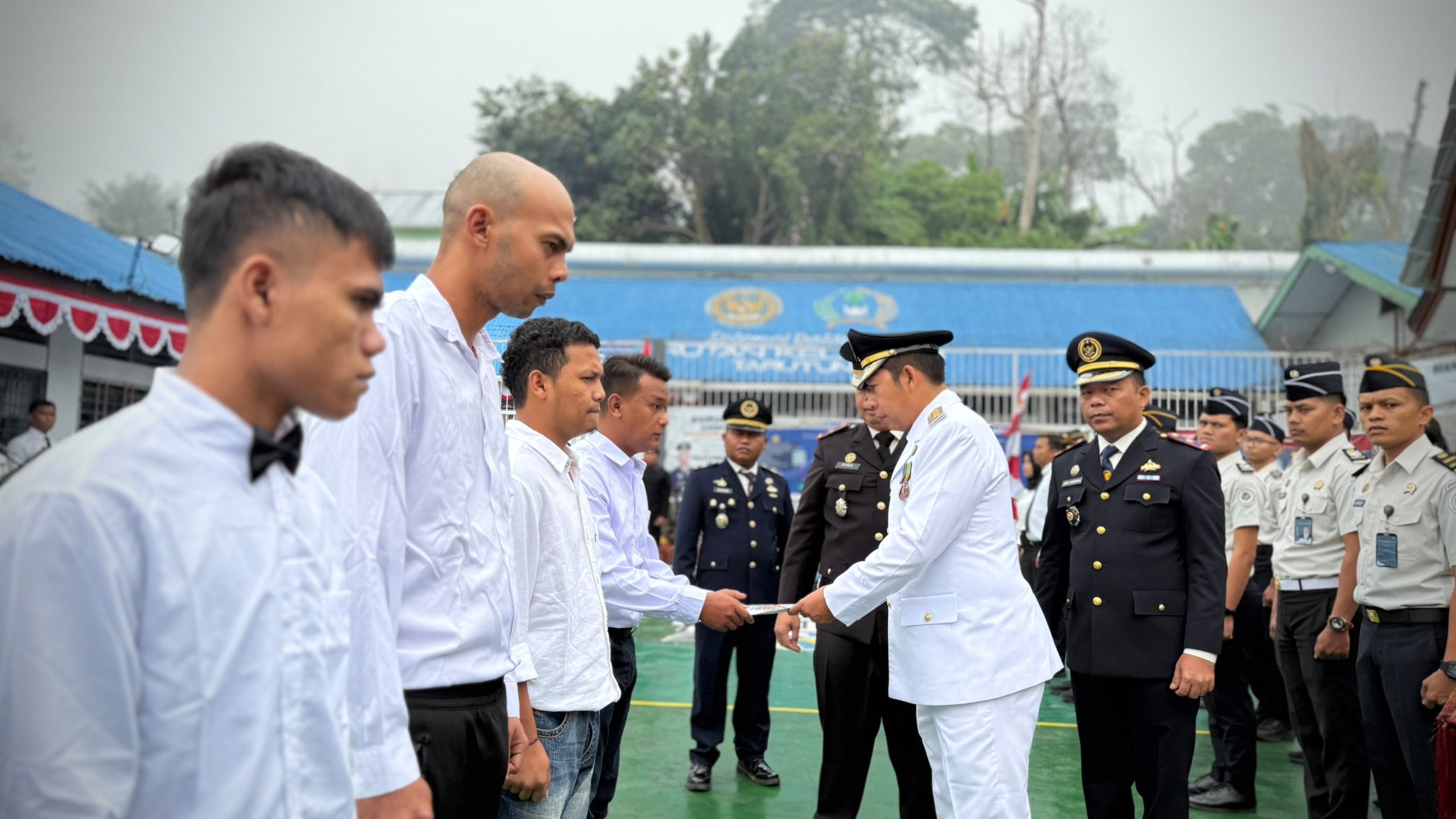 Bupati JTP Hutabarat Serahkan Remisi untuk 654 Warga Binaan, 23 Langsung Bebas