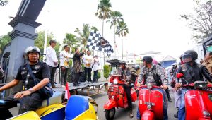 Komunitas Vespa Peringati HUT RI dengan Menggelar Kirab Merah Putih, Wagub Erwan Apresiasi
