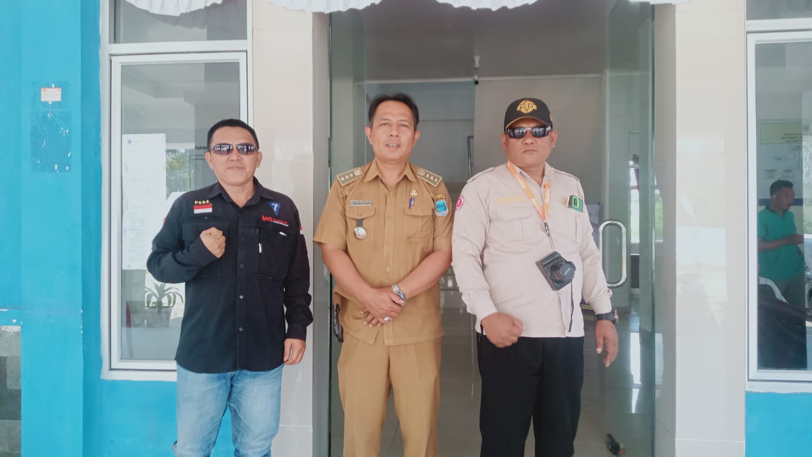 Keterangan foto : Camat Pajar Bulan, Alpika Imam Sahputra, ST., MM., menegaskan komitmennya untuk memprioritaskan pembangunan infrastruktur pendidikan dan pertanian guna memajukan wilayah Kecamatan Pajar Bulan, Kabupaten Lahat.Hal ini terungkap dalam pertemuan silaturahmi antara jajaran Pemerintah Kecamatan Pajar Bulan dengan Tim Awak Media Temporatur.com di Kantor Camat Pajar Bulan pada Selasa (18/8/2026).