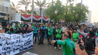 Keterangan foto : Ratusan Pengemudi Ojol Jaga Kawasan Senayan, Imbau Massa Aksi Jaga Ketertiban