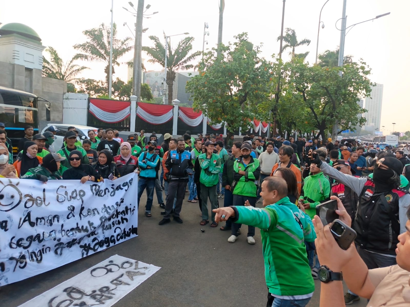 Keterangan foto : Ratusan Pengemudi Ojol Jaga Kawasan Senayan, Imbau Massa Aksi Jaga Ketertiban