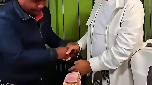 Keterangan foto : KDM Salurkan Bantuan Rp420 Juta untuk Perbaikan Rumah Korban Gempa Flores.(Dok.Istimewa)