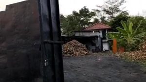 Keterangan foto :;Aktivitas Gudang Pengolahan Limbah B3 Ilegal di Karawang