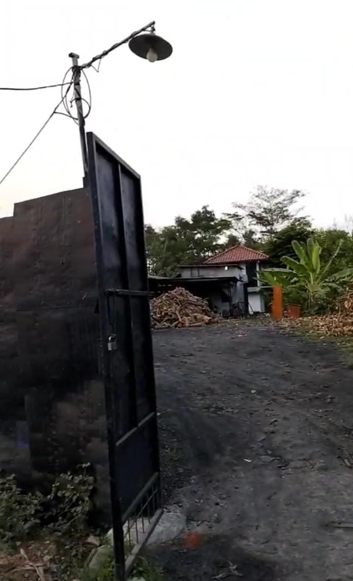 Keterangan foto :;Aktivitas Gudang Pengolahan Limbah B3 Ilegal di Karawang