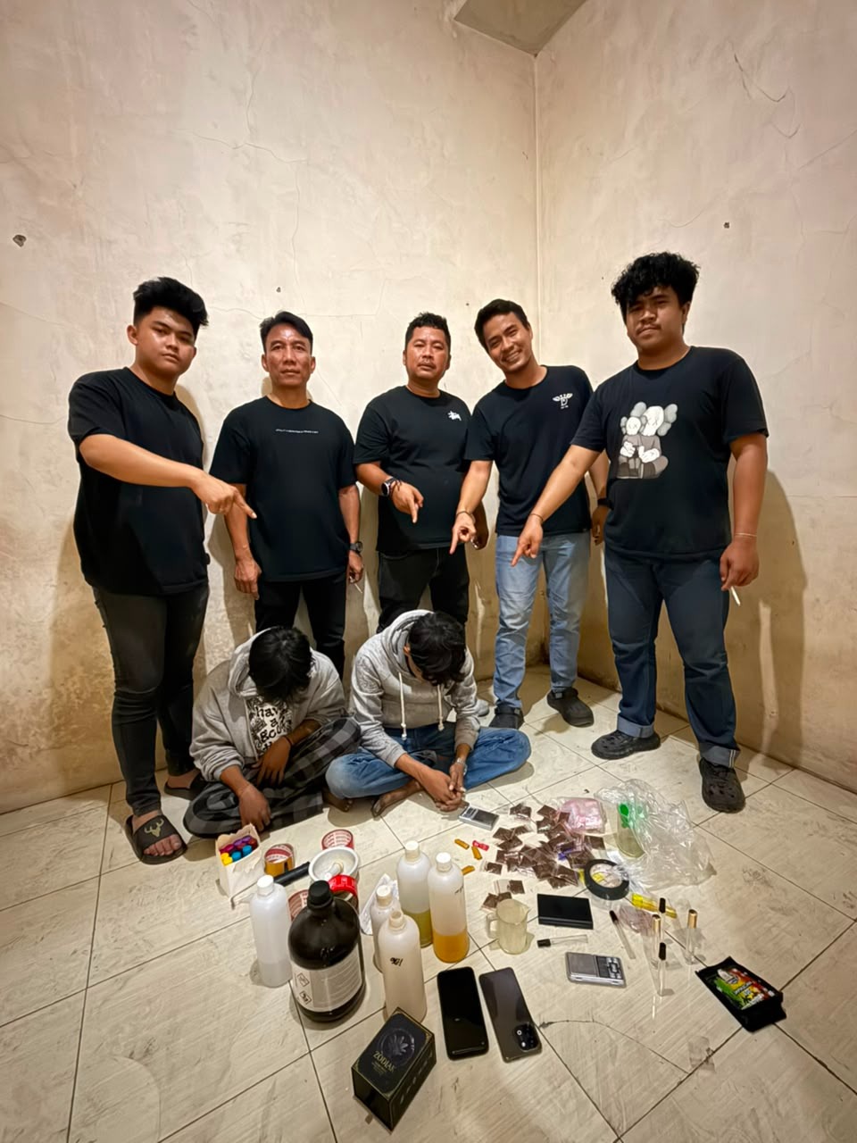 Keterangan foto : Satuan Reserse Narkoba Polres Metro Bekasi mengungkap dugaan penyalahgunaan dan peredaran narkotika jenis sintetis dan sabu di wilayah Babelan, Kabupaten Bekasi. Dalam pengungkapan tersebut, polisi mengamankan dua orang pria beserta sejumlah barang bukti narkotika dan peralatan yang diduga digunakan dalam proses pengolahan, Senin (24/8/2026).