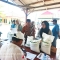 Keterangan foto : Kepala Desa Karangsari Kontrol Penyaluran Bantuan Pangan, Masyarakat Antusias