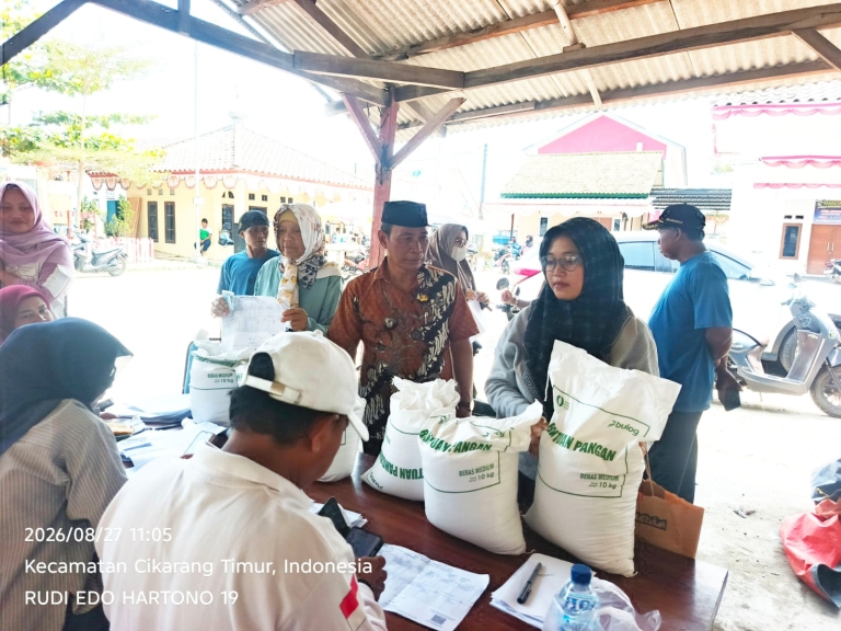 Keterangan foto : Kepala Desa Karangsari Kontrol Penyaluran Bantuan Pangan, Masyarakat Antusias
