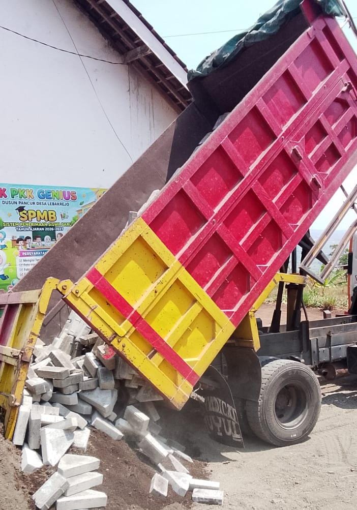 PROGIB JATIM PEDULI PENDIDIKAN* Bantu Paving Halaman TK Genius Senilai Rp14,16 Juta, Warga Bergotong Royong