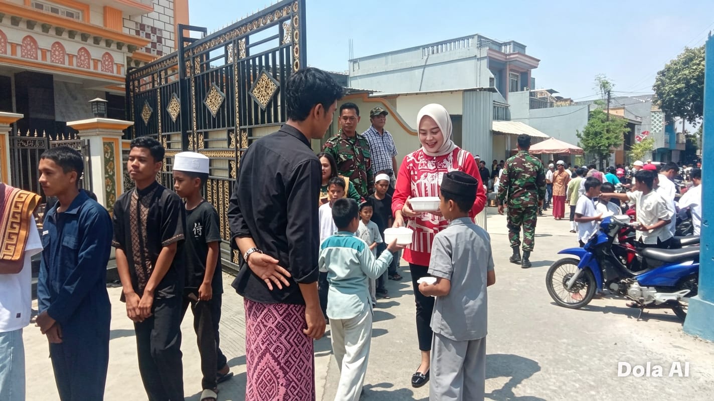 Keterangan foto : Anggota DPRD Bekasi Putri Ramadhanty Turun Langsung Berbagi Kebaikan Jumat Berkah, 28//8/2026