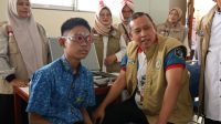 Gandeng IROPIN, Pemkot Bekasi Bagikan 300 Kacamata Gratis untuk Siswa SMPN 54