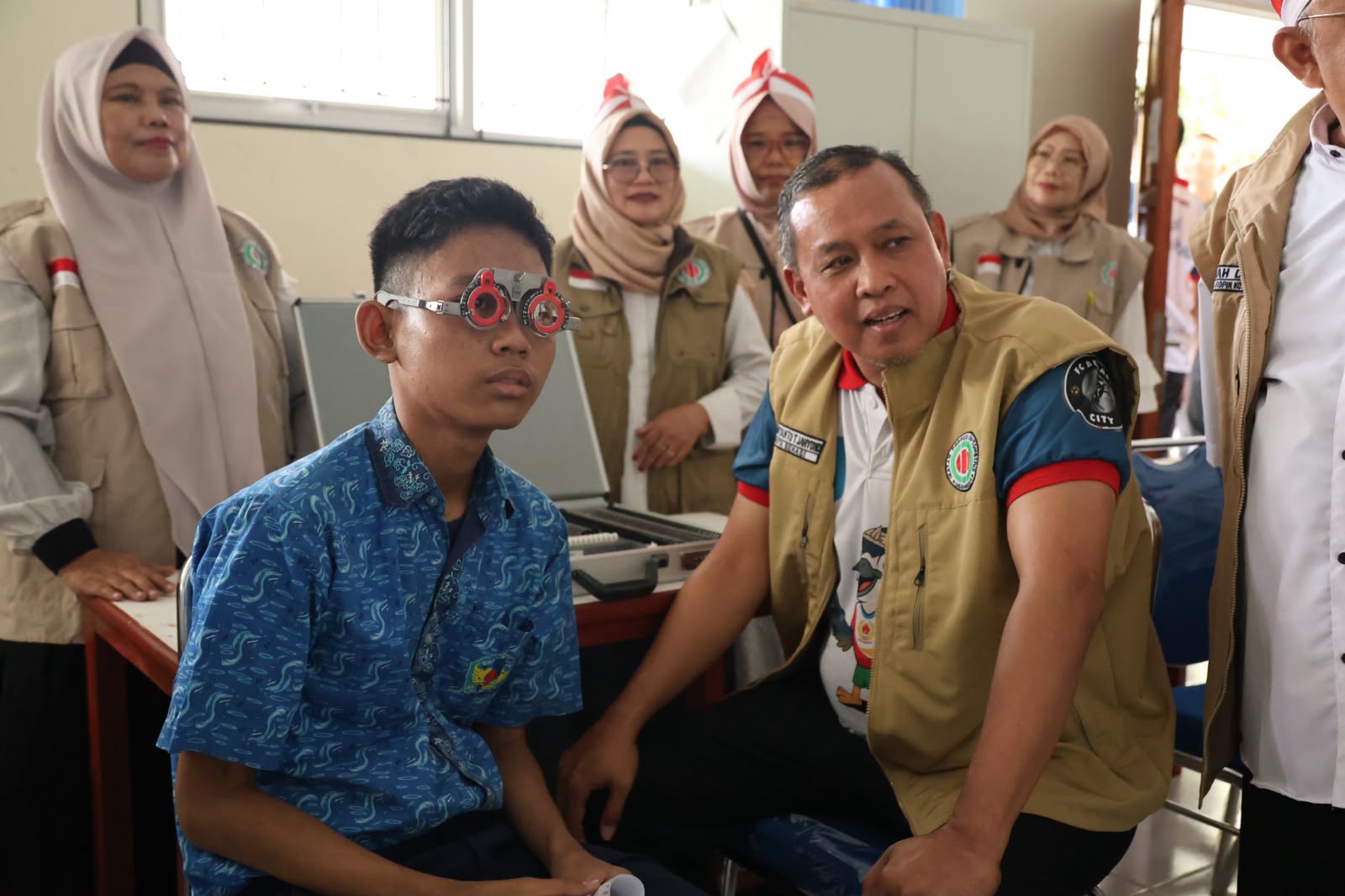 Gandeng IROPIN, Pemkot Bekasi Bagikan 300 Kacamata Gratis untuk Siswa SMPN 54