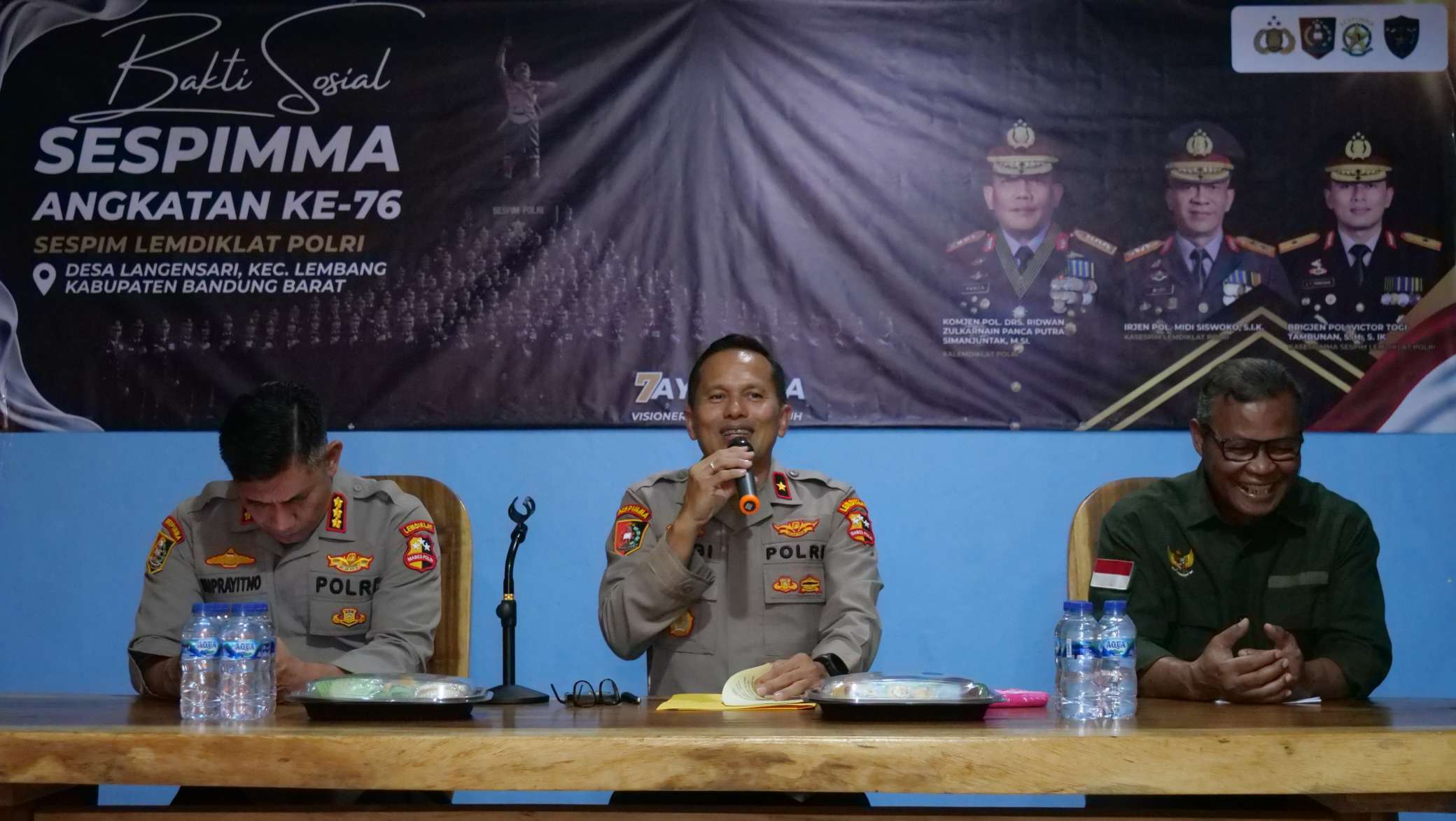Keterangan foto : Peserta Didik (Serdik) Sekolah Staf dan Pimpinan Pertama (Sespimma) Angkatan ke-76 Sespim Lemdiklat Polri menggelar kegiatan bakti sosial di Desa Langensari, Kecamatan Lembang, Kabupaten Bandung Barat, Selasa (8/9/2026) sore.