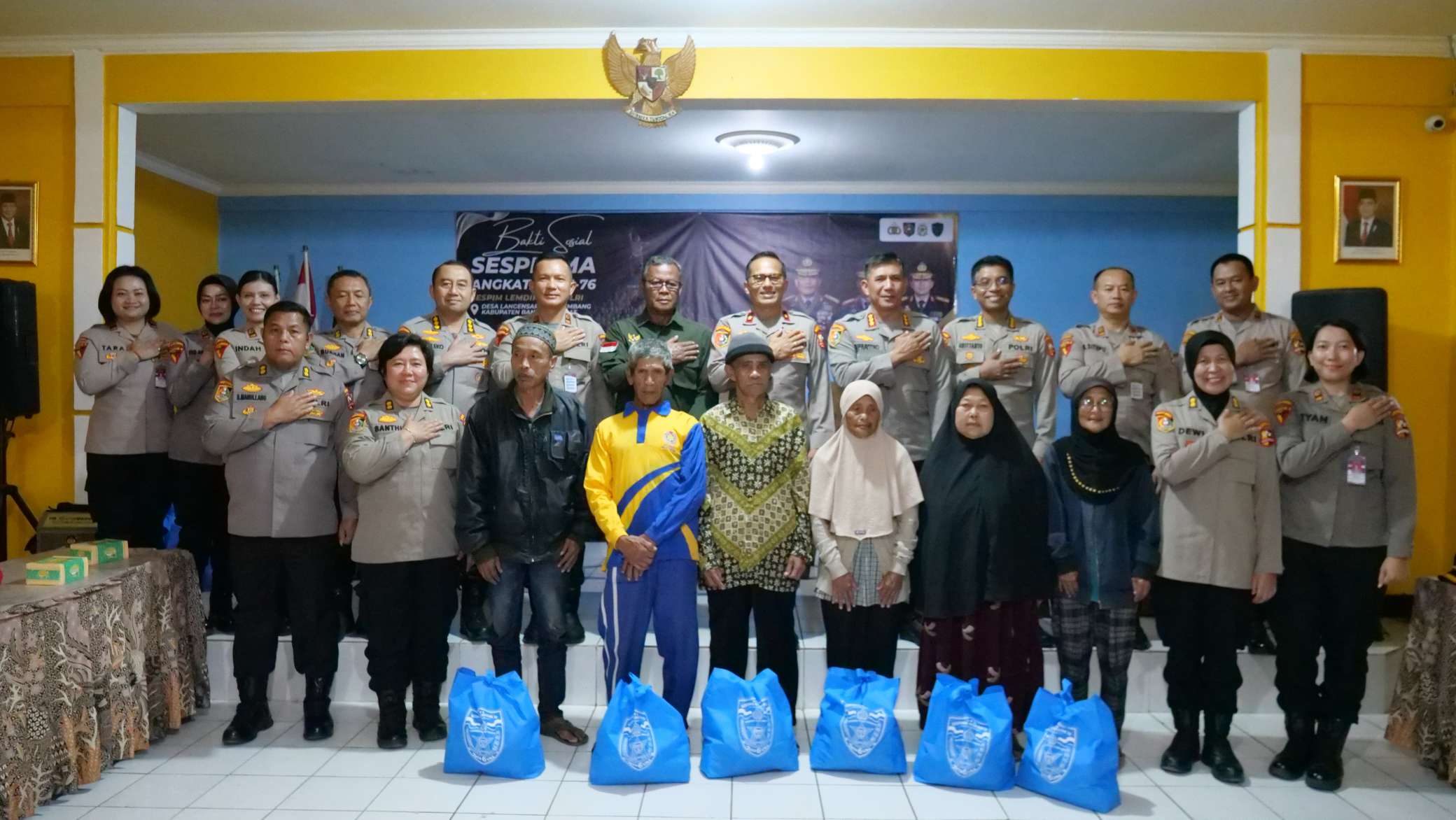 Keterangan foto : Peserta Didik (Serdik) Sekolah Staf dan Pimpinan Pertama (Sespimma) Angkatan ke-76 Sespim Lemdiklat Polri menggelar kegiatan bakti sosial di Desa Langensari, Kecamatan Lembang, Kabupaten Bandung Barat, Selasa (8/9/2026) sore.