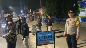 Keterangan foto :Polsek Setu Polres Metropolitan Bekasi terus meningkatkan kegiatan preventif dalam menjaga keamanan dan ketertiban masyarakat. Salah satunya melalui Operasi Kejahatan Jalanan (OKJ) yang digelar di kawasan perbatasan Setu–Cileungsi, Minggu (13/9/2026) dini hari.