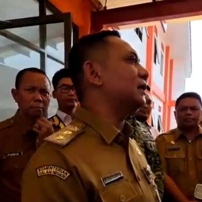 Keterangan foto : Pelaksana Tugas (Plt) Bupati Bekasi, Asep Surya Atmaja, secara resmi membuka Masa Pengenalan Lingkungan Sekolah (MPLS) Sekolah Rakyat Terintegrasi 1 Kabupaten Bekasi di Aula Sekolah Rakyat, Kompleks Pemerintah Kabupaten Bekasi, Cikarang Pusat, Senin (31/8/2026)