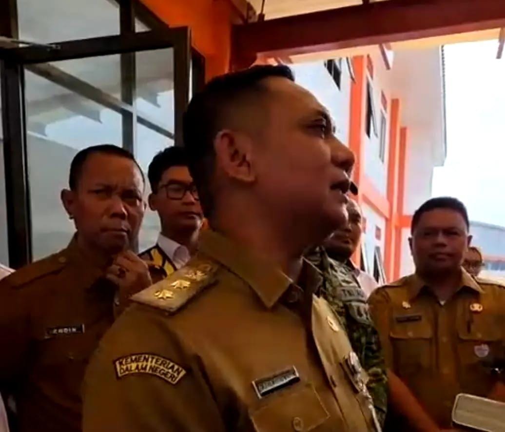 Keterangan foto : Pelaksana Tugas (Plt) Bupati Bekasi, Asep Surya Atmaja, secara resmi membuka Masa Pengenalan Lingkungan Sekolah (MPLS) Sekolah Rakyat Terintegrasi 1 Kabupaten Bekasi di Aula Sekolah Rakyat, Kompleks Pemerintah Kabupaten Bekasi, Cikarang Pusat, Senin (31/8/2026)