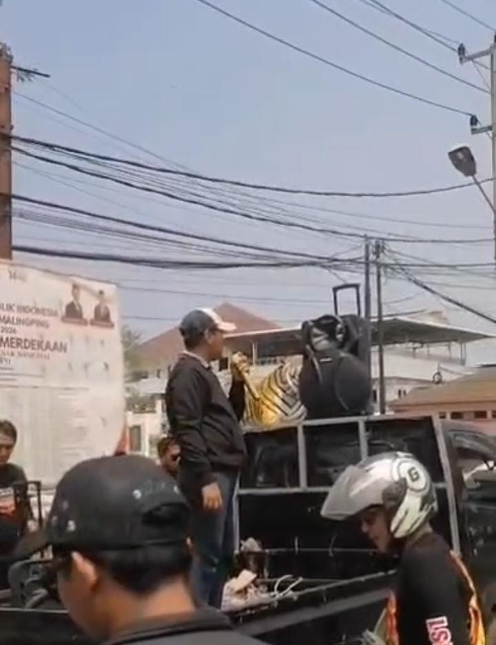 Keterangan foto : Gerakan 9 dari unsur mahasiswa bersama Aliansi Masyarakat Peduli Pembangunan (AMPP) menggelar aksi unjuk rasa di Alun-Alun depan Kantor Kecamatan Malingping, Rabu (02/09/2026).