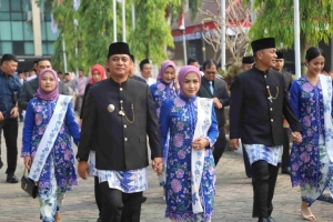 Keterangan foto : Plt. Bupati Bekasi dr. Asep Surya Atmaja saat memimpin peringatan Hari Jadi ke-76 Kabupaten Bekasi di Plaza Pemkab Bekasi, Kecamatan Cikarang Pusat, Sabtu (15/8/2026).