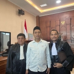 Keterangan foto : Tim Penasihat Hukum Terdakwa Muhammad Farhan alias Kim Bin Beni Erwin meminta Majelis Hakim yang memeriksa dan mengadili perkara kliennya menjatuhkan putusan bebas, setelah menilai fakta-fakta yang terungkap selama persidangan tidak membuktikan keterlibatan terdakwa dalam tindak pidana peredaran narkotika sebagaimana dituntut Jaksa Penuntut Umum (JPU). Sabtu, (5/9/2026).