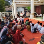 Keterangan foto : Bekerja sama dengan PT Mitra Anugerah Perkasa (MAP) RBR, Pemdes Karangsari kembali menggelar kegiatan santunan rutin bulanan bagi 100 anak yatim piatu se-Desa Karangsari.Kegiatan berlangsung di halaman kediaman Kepala Desa Karangsari pada Jumat (4/9/2026).