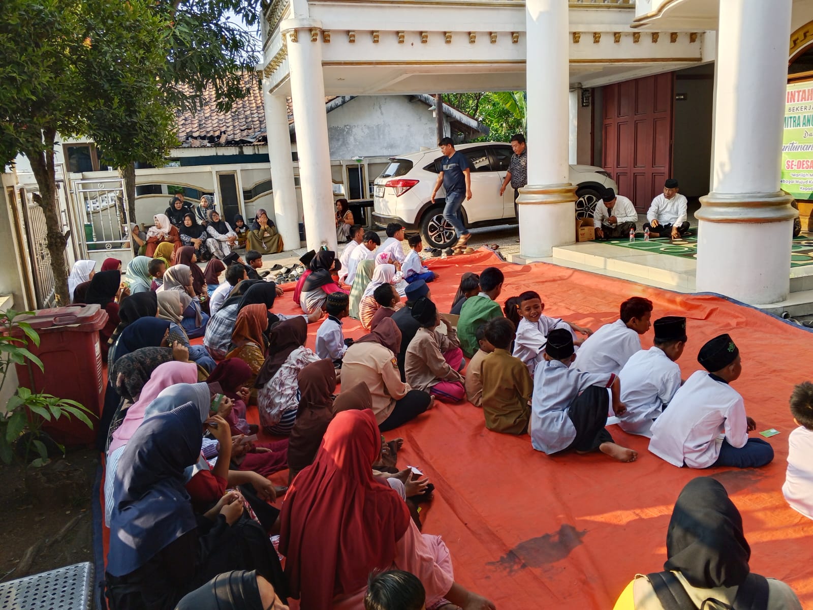 Keterangan foto : Bekerja sama dengan PT Mitra Anugerah Perkasa (MAP) RBR, Pemdes Karangsari kembali menggelar kegiatan santunan rutin bulanan bagi 100 anak yatim piatu se-Desa Karangsari.Kegiatan berlangsung di halaman kediaman Kepala Desa Karangsari pada Jumat (4/9/2026).