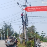Keterangan foto : Petugas Dishub Kabupaten Bekasi memasang lampu penerangan jalan umum di Sukamulya, Senin 7/9/2026