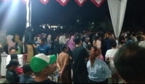 Keterangan foto : Hasil Nilai Kumulatif Pilkades Karangsatu Diumumkan, Massa Balon yang Gugur Kepung Kantor Desa, Selasa, 9/8/2026