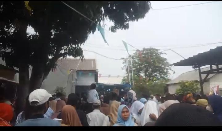 Keterangan foto : Dukungan Penuh Warga Desa Sukamulya Mengalir untuk Hj. Desi Kurniati Malik, SH