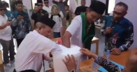 Keterangan foto : Panitia Pilkades secara resmi menetapkan dua bakal calon menjadi calon kepala desa, yang dilanjutkan dengan pengundian nomor urut, Rabu (9/9/2026).
