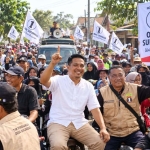Keterangan foto : Ratusan warga Desa Banjarsari memadati jalanan untuk mengawal calon Kepala Desa nomor urut 1, Oman Suparman, dalam rangkaian agenda pencalonannya pada Senin (14/9/2026).