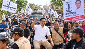 Keterangan foto : Ratusan warga Desa Banjarsari memadati jalanan untuk mengawal calon Kepala Desa nomor urut 1, Oman Suparman, dalam rangkaian agenda pencalonannya pada Senin (14/9/2026).