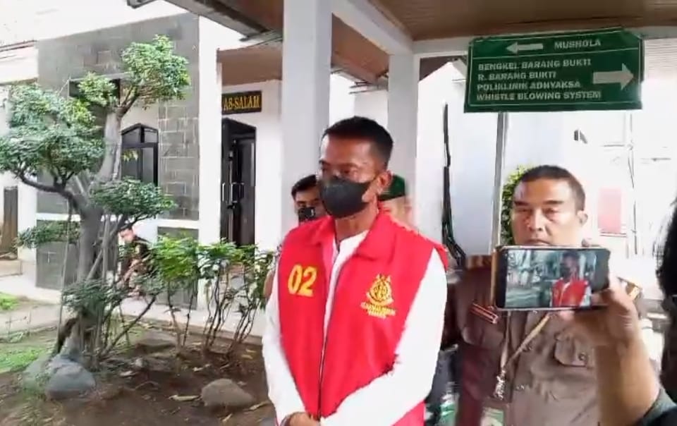 Keterangan foto : Diduga Peras Perusahaan Investasi Rp1,37 Miliar, Kades Parigimulya Subang Ditahan Kejaksaan