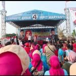 Keterangan foto : Ribuan pendukung memadati kampanye akbar Calon Kepala Desa (Cakades) Lambangsari Nomor Urut 4, Pipit Haryanti, S.E.I., pada Kamis (17/9/2026).