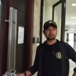 Keterangan foto: Beberapa orang memggembok pintu Kantor Bupati Bekasi, Jumat 18/9/226