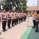 Keterangan foto : Polsek Cikarang Barat menggelar apel pergeseran personel Bantuan Kendali Operasi (BKO) dalam rangka pengamanan Pemilihan Kepala Desa (Pilkades) serentak tahun 2026 di wilayah hukum Polsek Cikarang Barat, Sabtu (19/9/2026).