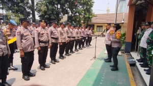 Keterangan foto : Polsek Cikarang Barat menggelar apel pergeseran personel Bantuan Kendali Operasi (BKO) dalam rangka pengamanan Pemilihan Kepala Desa (Pilkades) serentak tahun 2026 di wilayah hukum Polsek Cikarang Barat, Sabtu (19/9/2026).