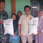 Keterangan foto : Pemerintah Salurkan Bantuan Pangan Beras 30 Kilogram kepada 923 Penerima di Desa Tanahwulan