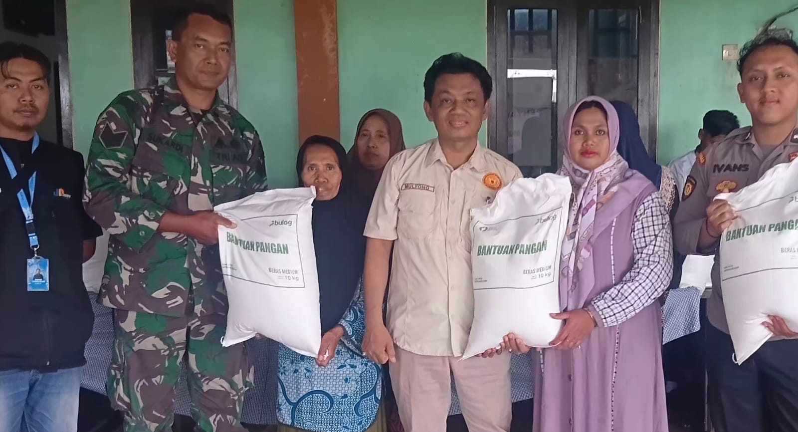 Keterangan foto : Pemerintah Salurkan Bantuan Pangan Beras 30 Kilogram kepada 923 Penerima di Desa Tanahwulan