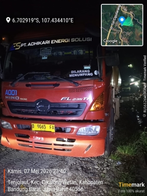 Keterangan foto : Sebuah truk tangki berukuran besar dengan nomor polisi D 9065 FA kedapatan membuang limbah cair beracun di Jalan Nasional Purwakarta – Padalarang, tepatnya di Kampung Wadon, Desa Tenjolaut, Kecamatan Cikalongwetan, Kabupaten Bandung Barat, Kamis malam (7/4/2026).
