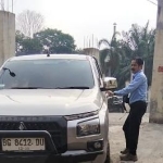 Keterangan foto : Hernadi, perwakilan Humas Komunikasi Eksternal PT MHP, tampak gugup dan terkesan menghindar ketika dimintai konfirmasi mengenai absennya pihak manajemen dalam persidangan di Pengadilan Negeri Lahat pada Rabu (23/9/2026) lalu.