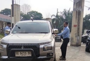 Keterangan foto : Hernadi, perwakilan Humas Komunikasi Eksternal PT MHP, tampak gugup dan terkesan menghindar ketika dimintai konfirmasi mengenai absennya pihak manajemen dalam persidangan di Pengadilan Negeri Lahat pada Rabu (23/9/2026) lalu.