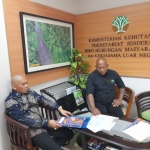 Keterangan foto : Neko Ferlyno, S.H C.P.L didampingi Jurnalis Temporatur.com Juharsyah melayangkan surat pengaduan ke Kementerian Kehutanan RI, di Jakarta Rabu,30/9/2026.
