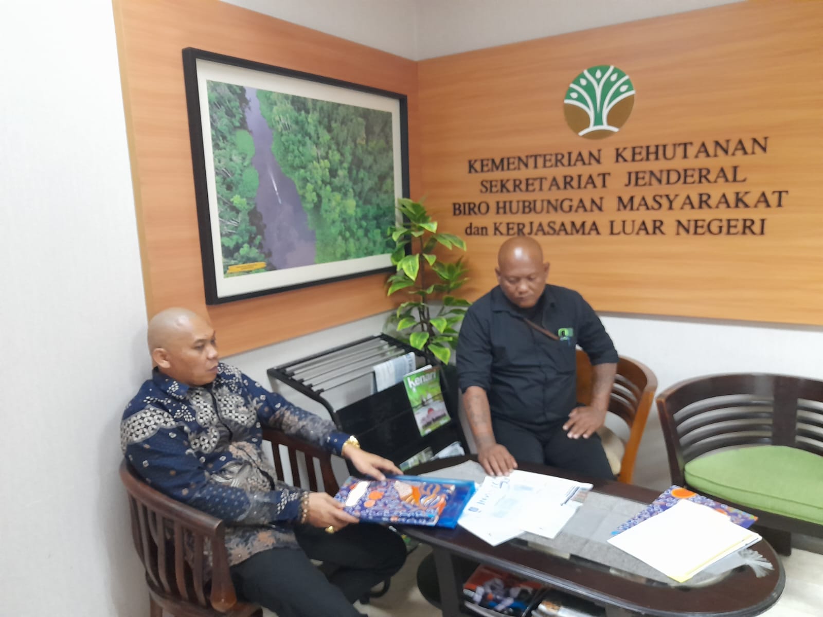 Keterangan foto : Neko Ferlyno, S.H C.P.L didampingi Jurnalis Temporatur.com Juharsyah melayangkan surat pengaduan ke Kementerian Kehutanan RI, di Jakarta Rabu,30/9/2026.