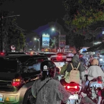 Keterangan foto : Kemacetan di Simpang Delta Silicon 8-Bahkilong Makin Padat pada Jam Kerja