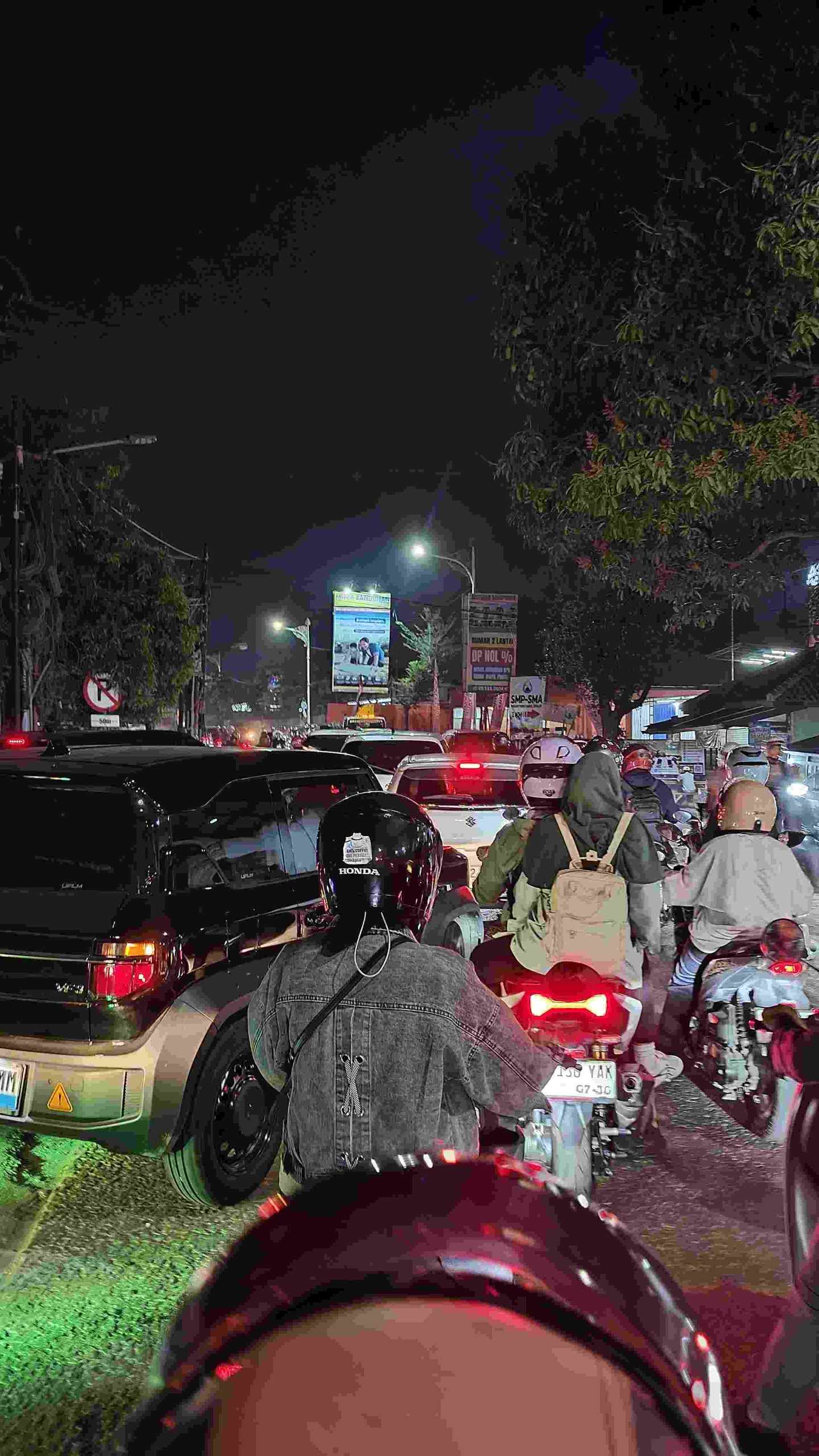 Keterangan foto : Kemacetan di Simpang Delta Silicon 8-Bahkilong Makin Padat pada Jam Kerja