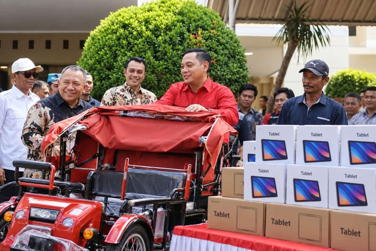 Keterangan foto : Plt Bupati Bekasi Asep Surya Atmaja Apresiasi Bantuan 190 Becak Listrik dan Tablet untuk Sekolah di Kabupaten Bekasi Minggu 4/10/2026